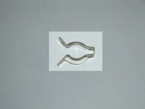 Befestigungselement aus Metall in geschwungener Form, möglicherweise für Daikin Produkte. Zeigt zwei seitliche Halterungen und eine offene Stelle zur Befestigung.